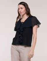 Blusa negra de corte recto, confeccionada en tejido suave de viscosa y elastano, con capa superior de gasa y volados en el pecho y las mangas.