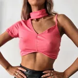 Crop top con cuello choker y manga corta, con abertura en el hombro y corte en V en el escote.
