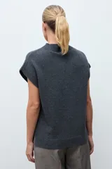Chaleco de punto con mezcla de cashmere, color gris melange, con cuello alto y mangas cortas estilo sisa.