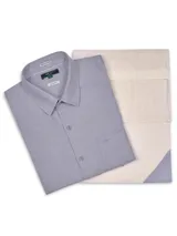 Camisa de manga corta RKF color gris, de corte regular, con cuello clásico, cierre frontal con botones y un bolsillo en el pecho con detalle bordado.