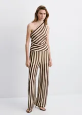 Pantalón de tiro medio con cintura elástica y corte recto, confeccionado en tejido de punto con diseño de rayas verticales en tonos marrón y beige.