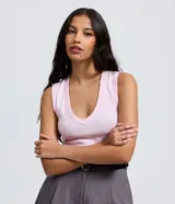 Blusa sin mangas de Blue Steel, confeccionada en tejido de algodón acanalado con escote en V profundo. Presenta un diseño ajustado al cuerpo y textura vertical en relieve.