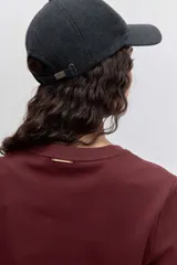 Remera negra de manga corta y cuello redondo, de corte holgado.