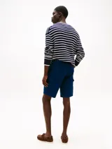 Bermuda Tommy Hilfiger de corte amplio, color azul marino, con múltiples bolsillos cargo y logo bordado en la parte trasera. Confeccionada en sarga de algodón elástico.