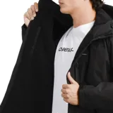 Campera O'Neill modelo Aggro de color negro, con capucha ajustable, cierre frontal y bolsillos con cierre. Confeccionada en tejido técnico resistente al viento y al agua, con puños ajustables.