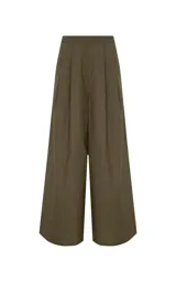 Pantalón palazzo de tiro alto color verde militar, de corte amplio y fluido, con pinzas en la cintura.