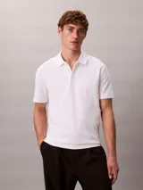 Chomba de manga corta Calvin Klein confeccionada en algodón interlock, con cuello clásico y cierre frontal de botones.