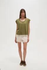 Remera de manga corta con cuello redondo, confeccionada en viscosa con un corte holgado y fluido.