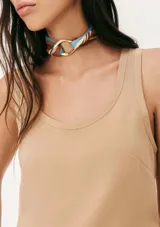 Blusa sin mangas de color azul oscuro, con escote redondo amplio y corte recto, confeccionada en una tela fluida y elegante.