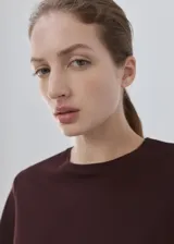 Camiseta bordó de corte clásico y manga corta, confeccionada en 100% algodón.