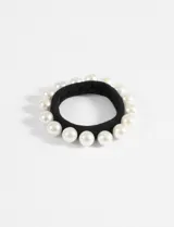 Set de gomitas de pelo negras decoradas con perlas blancas.