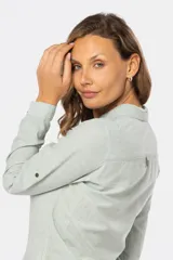Camisa de lino color verde menta, de manga larga con botones personalizados, cuello camisero, dos bolsillos frontales en el pecho y presilla en la manga.