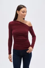 Top manga larga color borgoña, de viscosa, al cuerpo y con cuello asimétrico.