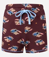 Conjunto de pijama compuesto por una remera de manga corta color crema con estampa frontal de Stitch y un short color bordó con estampado integral de Stitch. Ambas prendas están confeccionadas en viscosa con elastano.