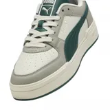 Championes Puma modelo CA Pro Classic II, de diseño urbano con plataforma, color blanco con detalles de logo en dorado.