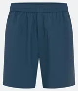 Bermuda deportiva masculina con cintura elástica y cordón de ajuste. Presenta bolsillos laterales y aberturas en el bajo para mayor movilidad.