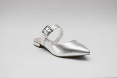 Sandalias plateadas con punta fina, tira sobre el empeine con hebilla y pequeño taco cuadrado.