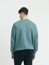 Sweater básico de cuello redondo y manga larga, confeccionado en tejido circular con puños y cuello en tejido canalé.