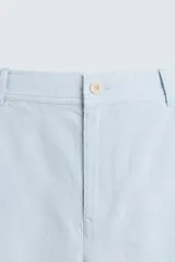 Bermuda azul marino de corte regular fit, confeccionada en tejido de algodón y lino. Cuenta con bolsillos frontales y traseros, cierre frontal con cremallera y botón.