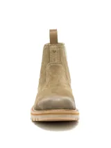 Botas Chelsea Caterpillar modelo Grader, confeccionadas en gamuza color beige, con paneles elásticos laterales en color verde claro y suela de goma tractorada.
