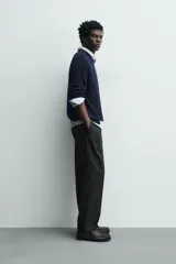 Pantalón de vestir regular fit color negro, con pliegues frontales y cierre con cremallera y botón.
