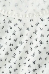 Top blanco de punto acanalado con estampado floral en azul, escote redondo con ribete de encaje y mangas cortas con volados.