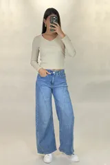Pantalón de jean estilo wide leg color azul claro, con diseño de costuras diagonales en el frente, tiro alto y cierre frontal con botón.
