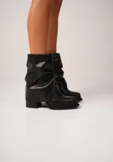 Botas de caña media color marrón de cuero vegano, con caña arrugada y taco cuadrado.