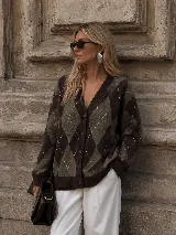 Saco tipo cardigan con estampado de rombos en tonos verde oliva y marrón oscuro. Presenta escote en V, cierre frontal con botones y puños y ruedo acanalados.