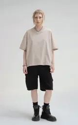 Remera de manga corta y cuello redondo, color beige claro, con calce boxy fit, caracterizado por ser ligeramente más corta y tener mangas amplias.