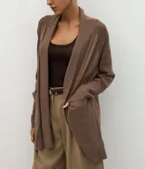 Cardigan de punto color marrón, de corte largo y holgado, con cuello tipo chal, mangas largas y bolsillos delanteros funcionales.