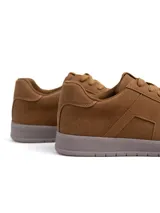 Championes urbanos modelo Mosca, confeccionados en ecogamuza color verde militar con cordones al tono y suela de goma liviana.