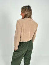 Chaqueta corta color beige, estilo blazer cropped, confeccionada en simil pana de algodón y lycra.
