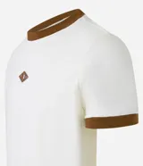 Remera blanca de algodón, modelo baby tee, con mangas cortas, cuello redondo y detalles contrastantes en marrón. Presenta un pequeño logo gomoso con la palabra "Lucky" en el centro del pecho.