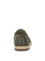 Mocasines de gamuza color verde militar, con suela revestida en yute trenzado y base de goma.