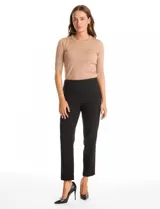 Pantalón de vestir negro de corte slim, confeccionado en gabardina elastizada con tecnología super stretch. Presenta tiro medio, cintura ancha estilo pull-on sin cierres ni botones, y un panel interno de malla técnica para modelar la figura. Incluye bolsillos delanteros simulados y bolsillos traseros tipo ojal.