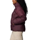 Campera tipo puffer de la marca Columbia, color bordó, con cierre frontal completo, cuello alto con protector de mentón, bolsillos laterales con cierre y puños elásticos.