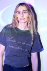 Remera negra de algodón con efecto lavado, manga corta y cuello redondo. Presenta una estampa frontal con la frase escrita en letras brillantes de estilo cursivo.