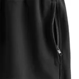 Short deportivo negro de felpa francesa con cintura elástica ajustable con cordón, bolsillos laterales con cierre, bolsillo trasero y logo bordado en la pierna izquierda.