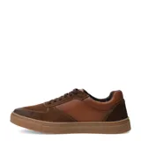 Zapato casual de hombre Freeway, confeccionado en una combinación de cuero liso y gamuza en tono marrón coñac. Presenta cordones al tono, costuras reforzadas a la vista y suela de goma vulcanizada en color caramelo.