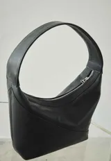 Cartera pequeña de cuero genuino color negro, con forro interno y corte diagonal.