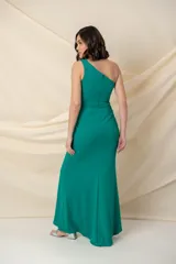 Vestido largo de fiesta color rojo, con un solo hombro, escote asimétrico con abertura y falda cruzada con abertura lateral. Confeccionado en tejido con spandex para un calce perfecto.