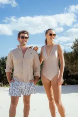 Camisa de manga larga color beige con estampado floral celeste en short.