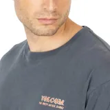 Remera gris oscuro de manga corta con cuello redondo y logo de Volcom estampado en el pecho.