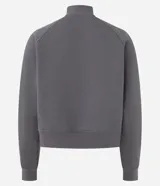 Buzo de algodón con felpa, de corte estructurado y diseño cropped. Presenta cuello alto con medio cierre frontal, mangas largas con puños elásticos y ruedo con elástico ancho.