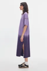 Vestido midi de algodón con diseño degradé en tonos morados, cuello redondo, mangas cortas y aberturas laterales en el dobladillo.