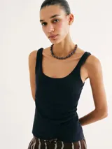 Musculosa de tela acanalada color azul marino, con escote redondo y breteles anchos. Presenta un diseño ajustado al cuerpo.