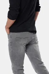 Pantalón de jean skinny celeste con spandex, tiro medio y corte ajustado.