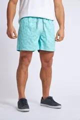 Short de baño con estampado de rayas horizontales en tonos turquesa y blanco. Presenta cintura elástica con cordón ajustable, bolsillos laterales y logo bordado en la parte inferior.