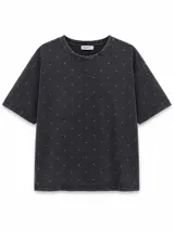 Remera de manga corta color gris oscuro con efecto acid wash y diseño de pequeños lunares brillantes distribuidos por toda la prenda.